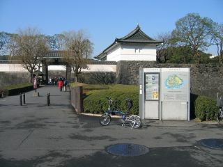 大手門前の「蒼の稲妻」号